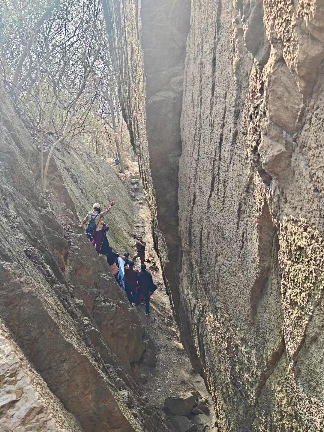 山石像被天地劈开的书页，人在缝隙里走成探险的注脚，阳光漏下来时，每一步都踩着，关