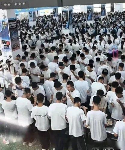 山东一中学食堂无座椅，
学生站着用餐，
校方回应：
一直都没座位，
是学校的一种