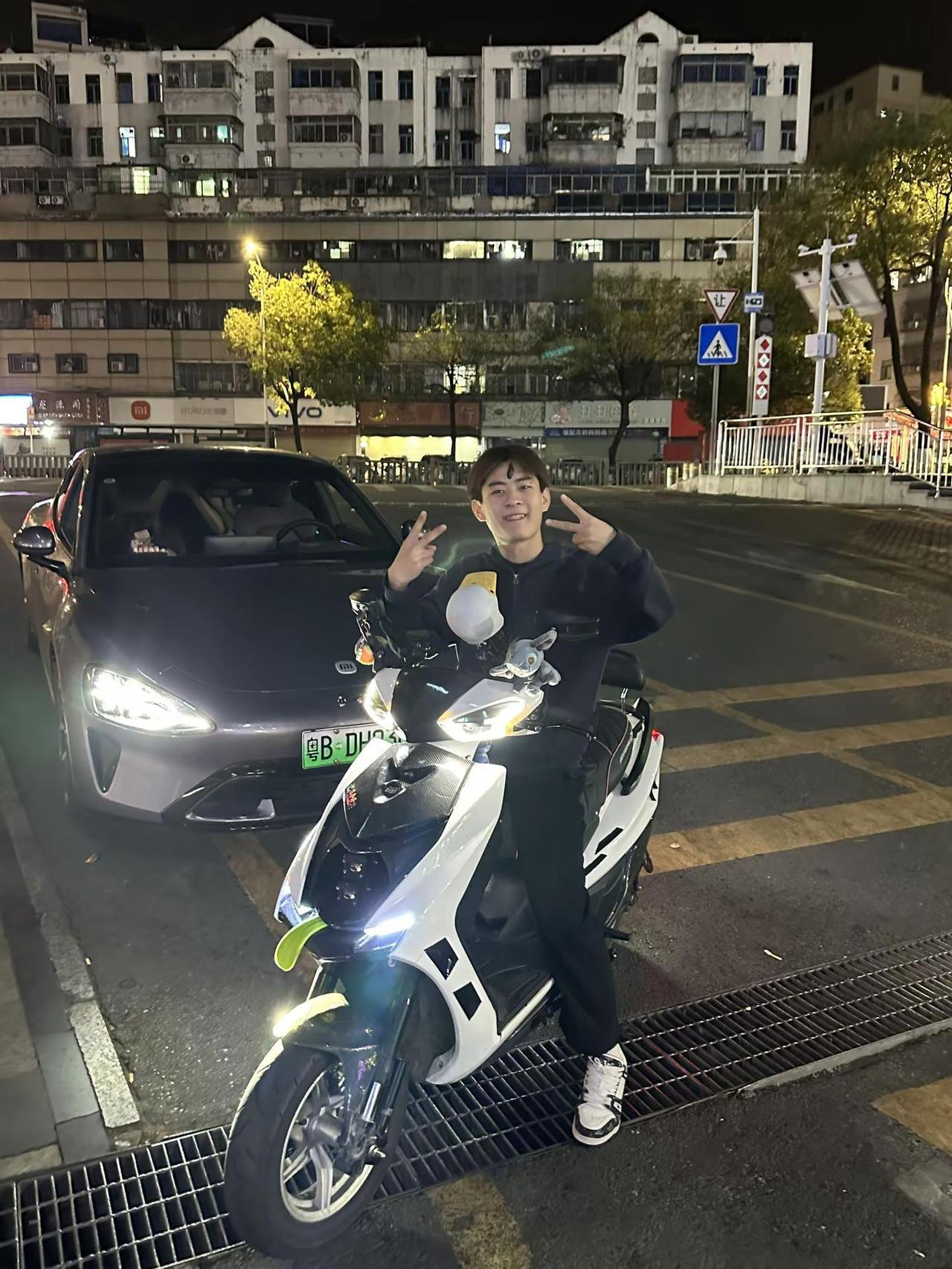 每天和0个异性发生感情纠纷 还是坚持发像离婚了一样的文案小米su7