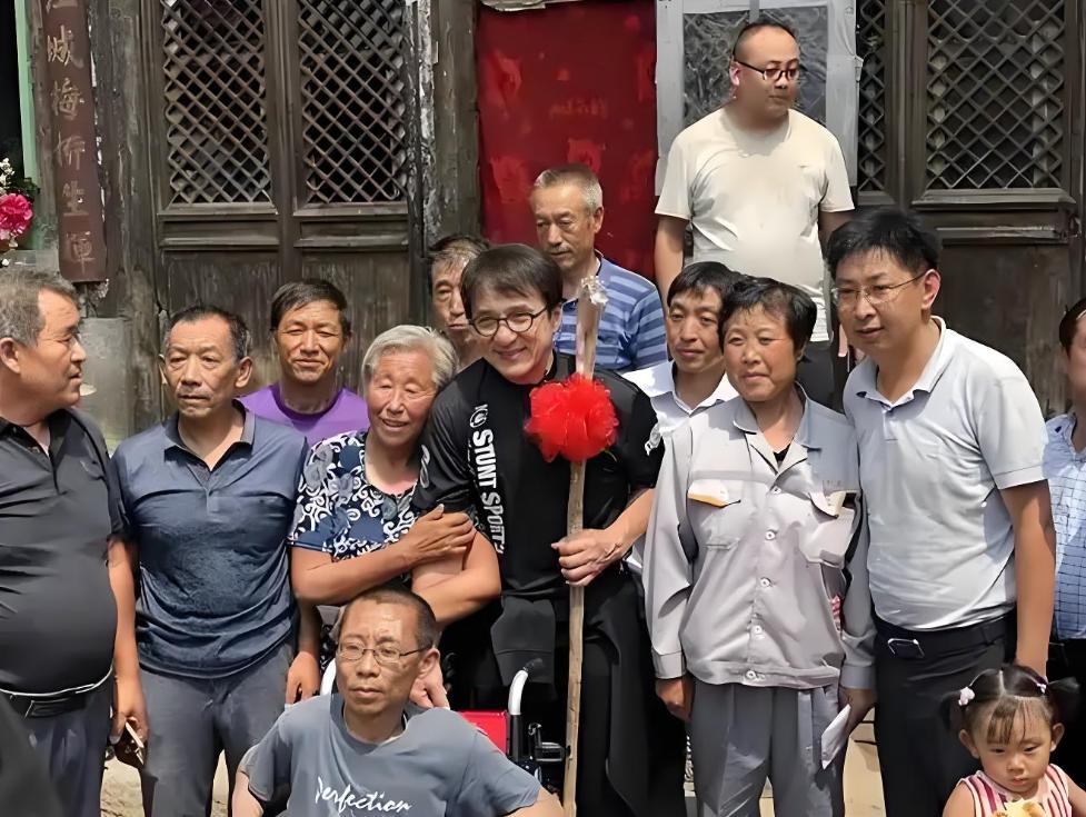 2013年，成龙回乡祭祖，房氏的子孙们都来欢迎他。没想到，成龙只与自己同父异母的