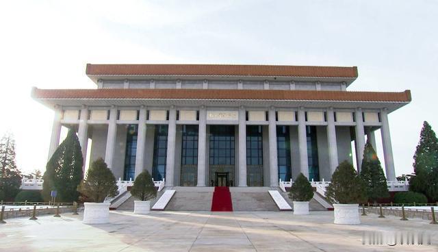 1976年，党中央决定修建毛主席纪念堂，作为永久缅怀伟人、供全国群众瞻仰的公共纪