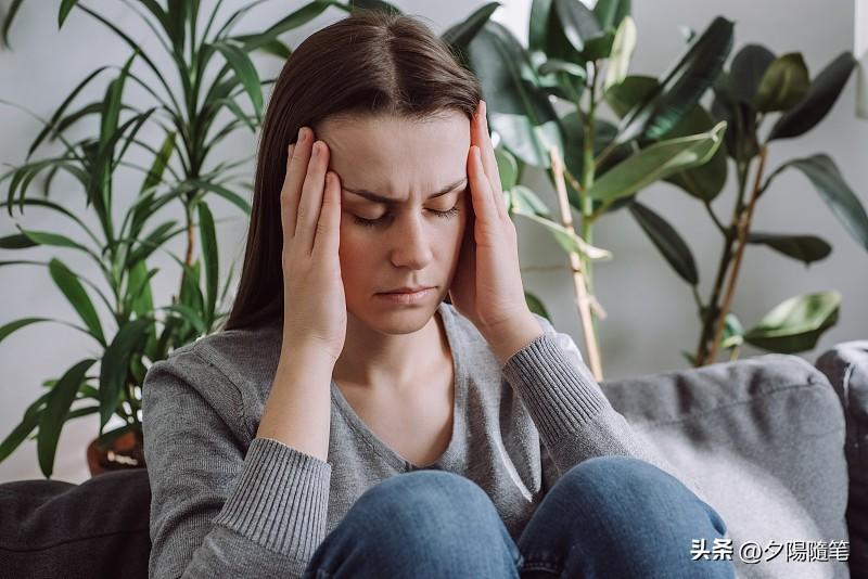 植物神经紊乱真会让人头疼、心里难受。之前我朋友就有这毛病，他说头疼起来像脑袋里有