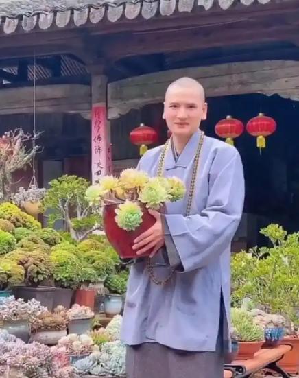 “还俗吧，我要嫁给你！”2019年，浙江一名年轻人不顾周围人反对，决定辞掉公务员