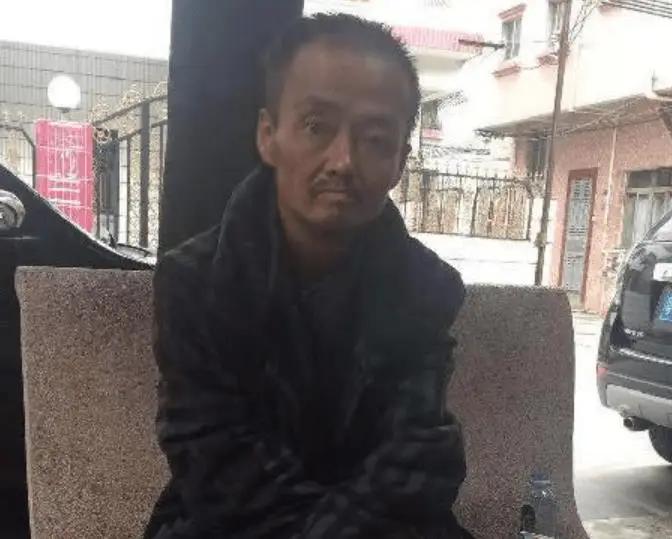 2018年，东莞志愿者救助了一名落魄的流浪汉。可当众人得知对方的背景后，惊讶得犹