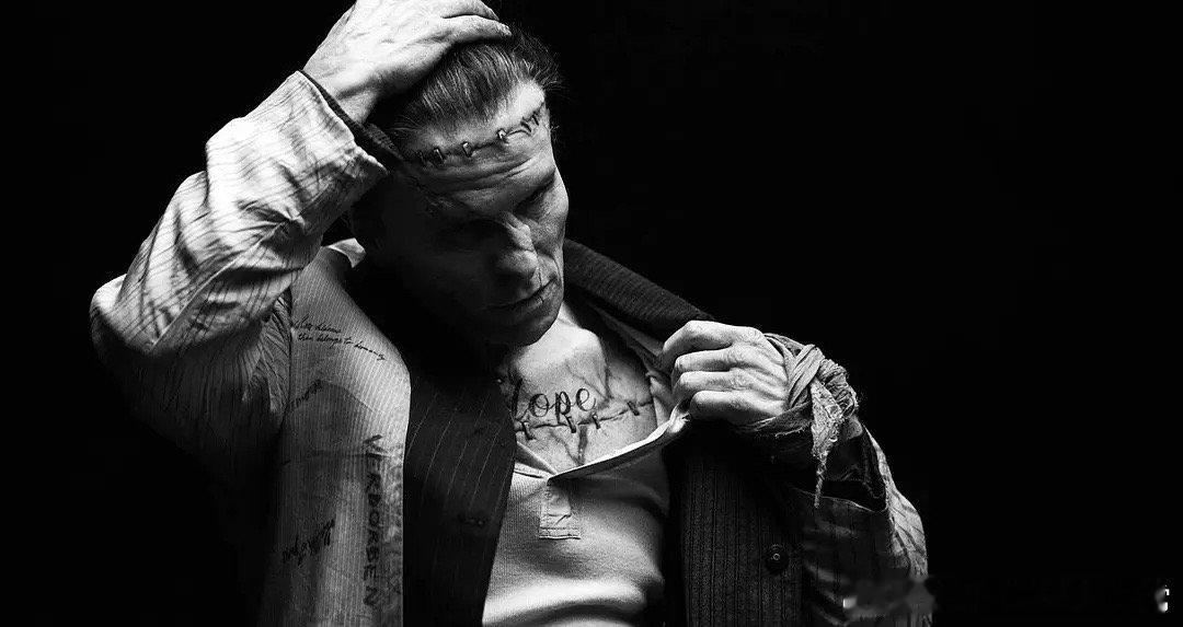 暗黑新娘定档谁来懂一下这个《暗黑新娘》，暗黑哥特风拉满 ，黑唇拼接妆造视觉冲击力