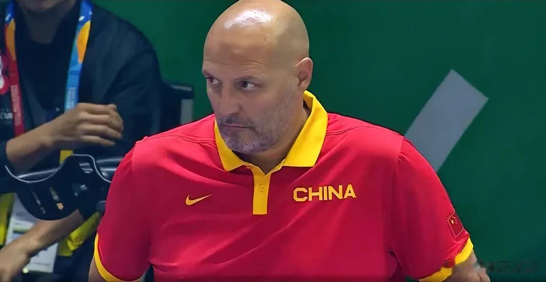 世界杯，中国男篮迎来首胜，主要体现在几点：

⒈弃用状态不佳王哲林，启用胡金秋，