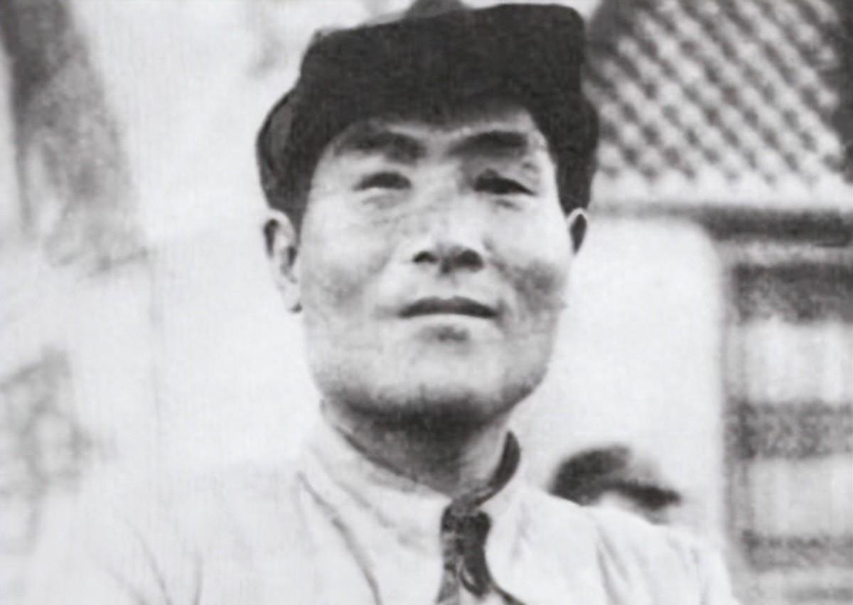 原本以为父亲是国军军长，直到53岁时才被告知其实父亲是红军首长
1930年深秋，