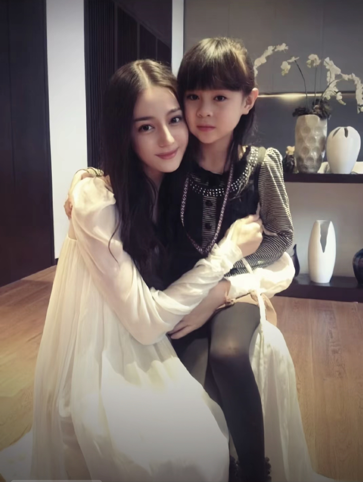 迪丽热巴  迪丽热巴早期合照一袭飘逸白裙，长发披肩，太美好了，小说中男主的白月光