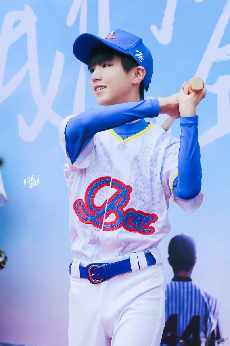 TFBOYS打棒球TF四代打篮球 时代峰峻真的太会拍少年感了！无论是挥动球棒还是