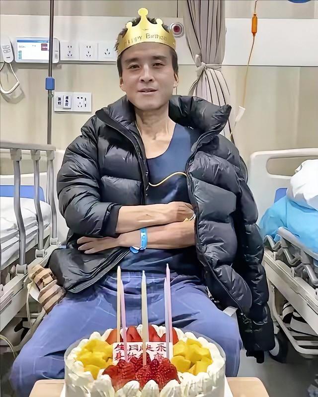 泪目！陕西47岁男子肝癌晚期。家人千方百计瞒着他，不让他得知病情。谁料，男子死后