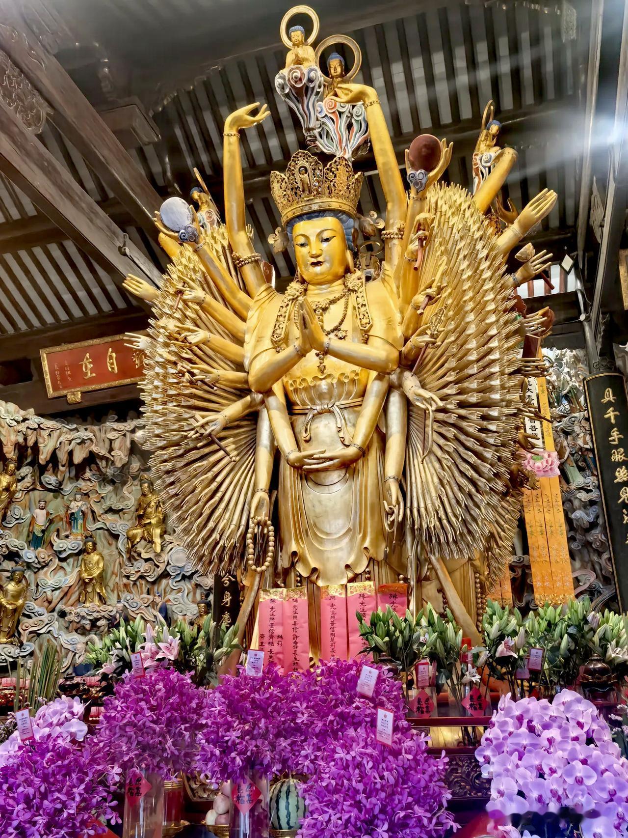 上海龙华寺镇寺至宝！震撼人心的木雕千手千眼观音
 
来到上海千年古刹龙华寺，绝大