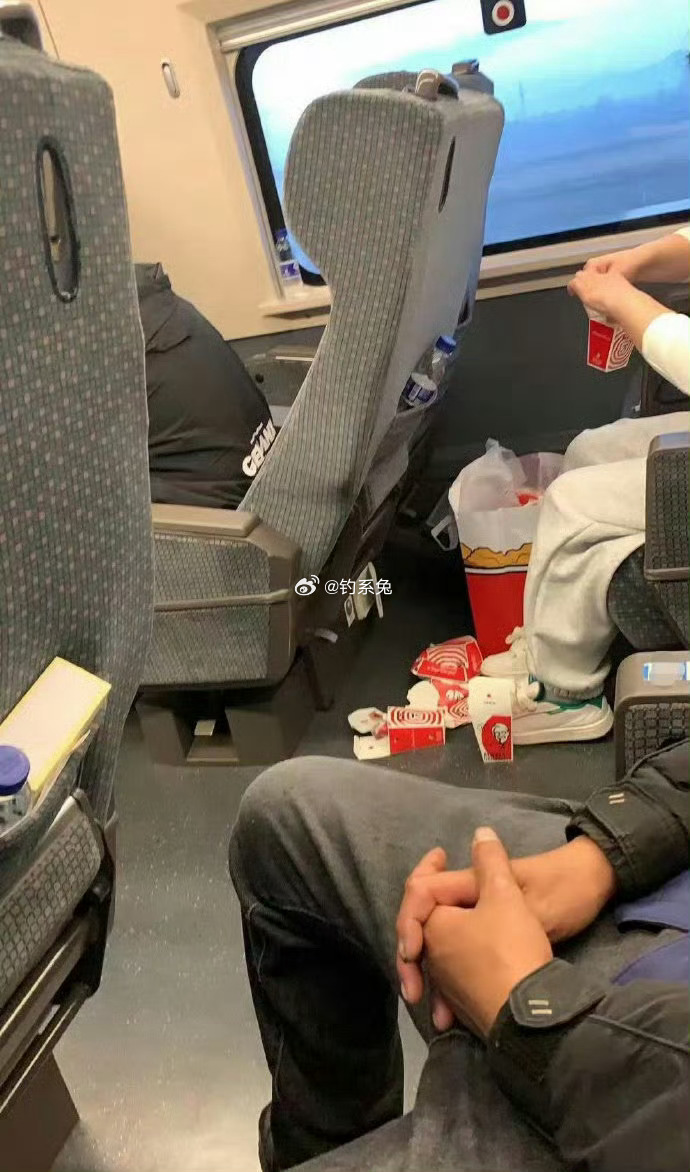 我真的很想告诉她，高铁一等座的小桌板在哪里…… 