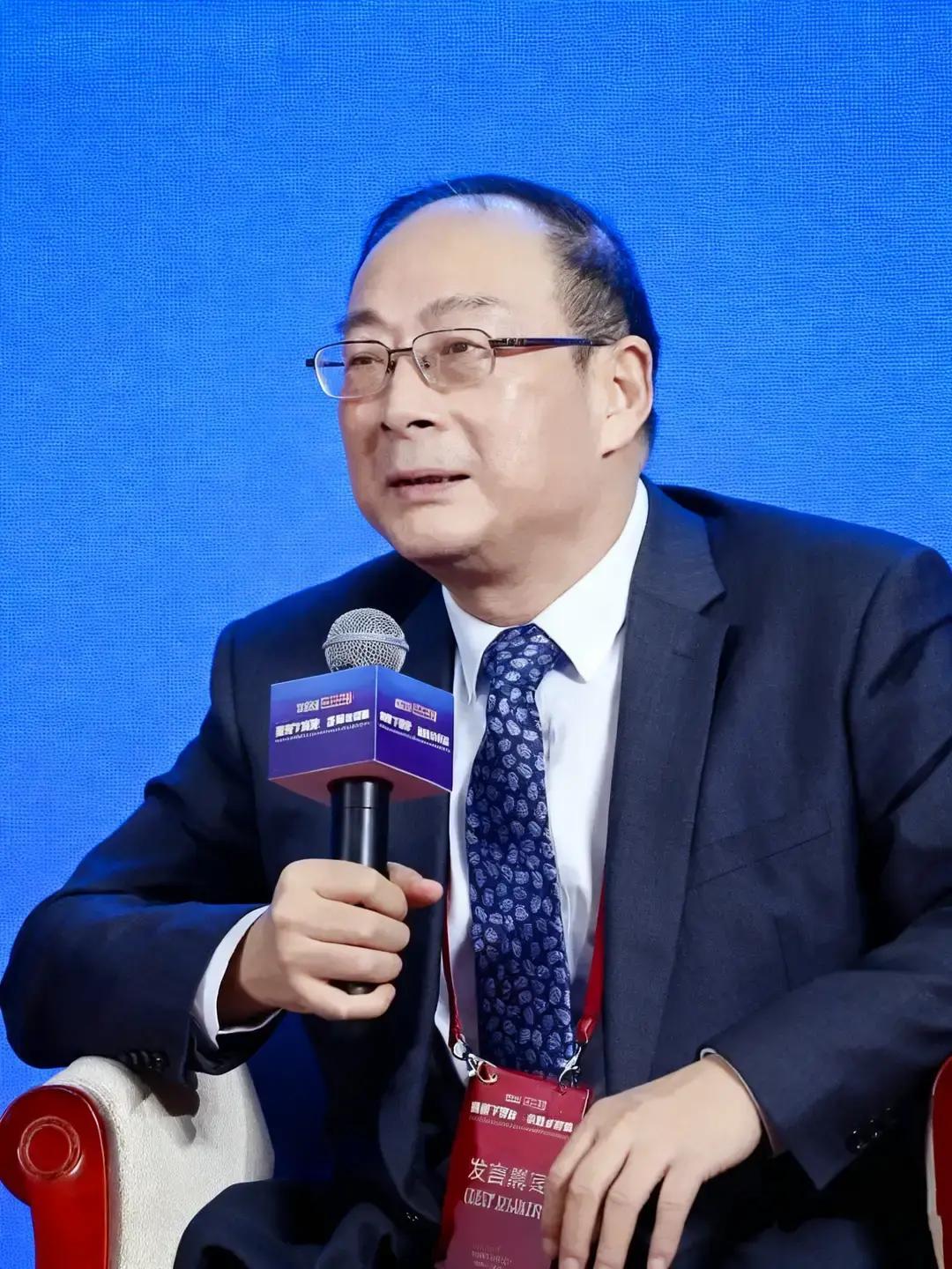 果不其然。
 
美国方面突然宣布了，要把“俄乌停火”提上议程并加快推进。
 
顺