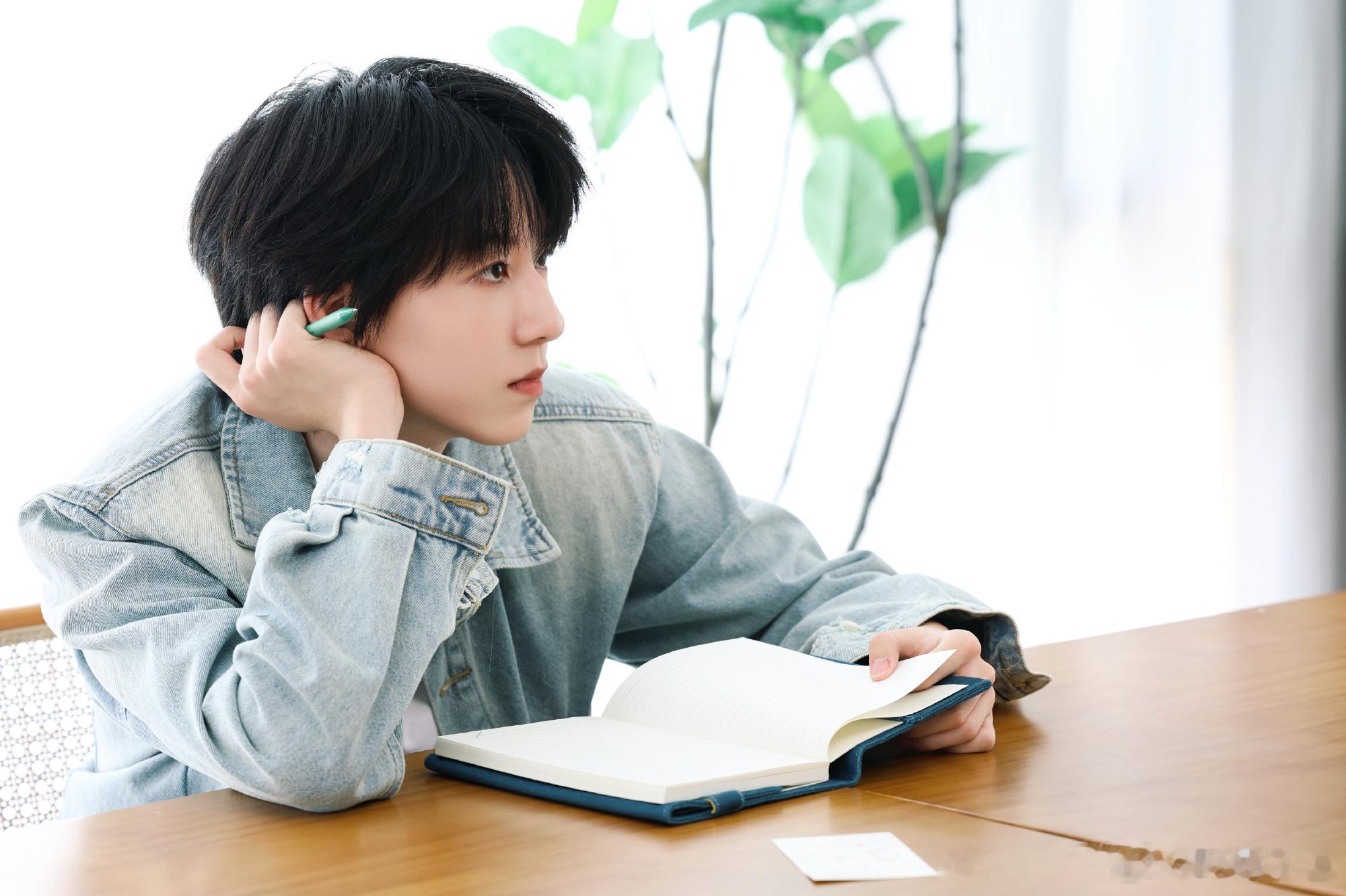 杨博文突围2第一这次的主题曲考核标准，声乐和舞蹈各占50%首先，杨博文的舞蹈在四