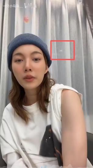 我将辞职研究这两个视频，怎么连光源都一样呢，然后老邝直播的时候窗帘一直在动，真的