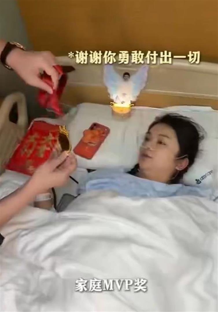 36岁谈莉娜官宣生子！晒生产Vlog，老公送奖杯婆婆送大红包 