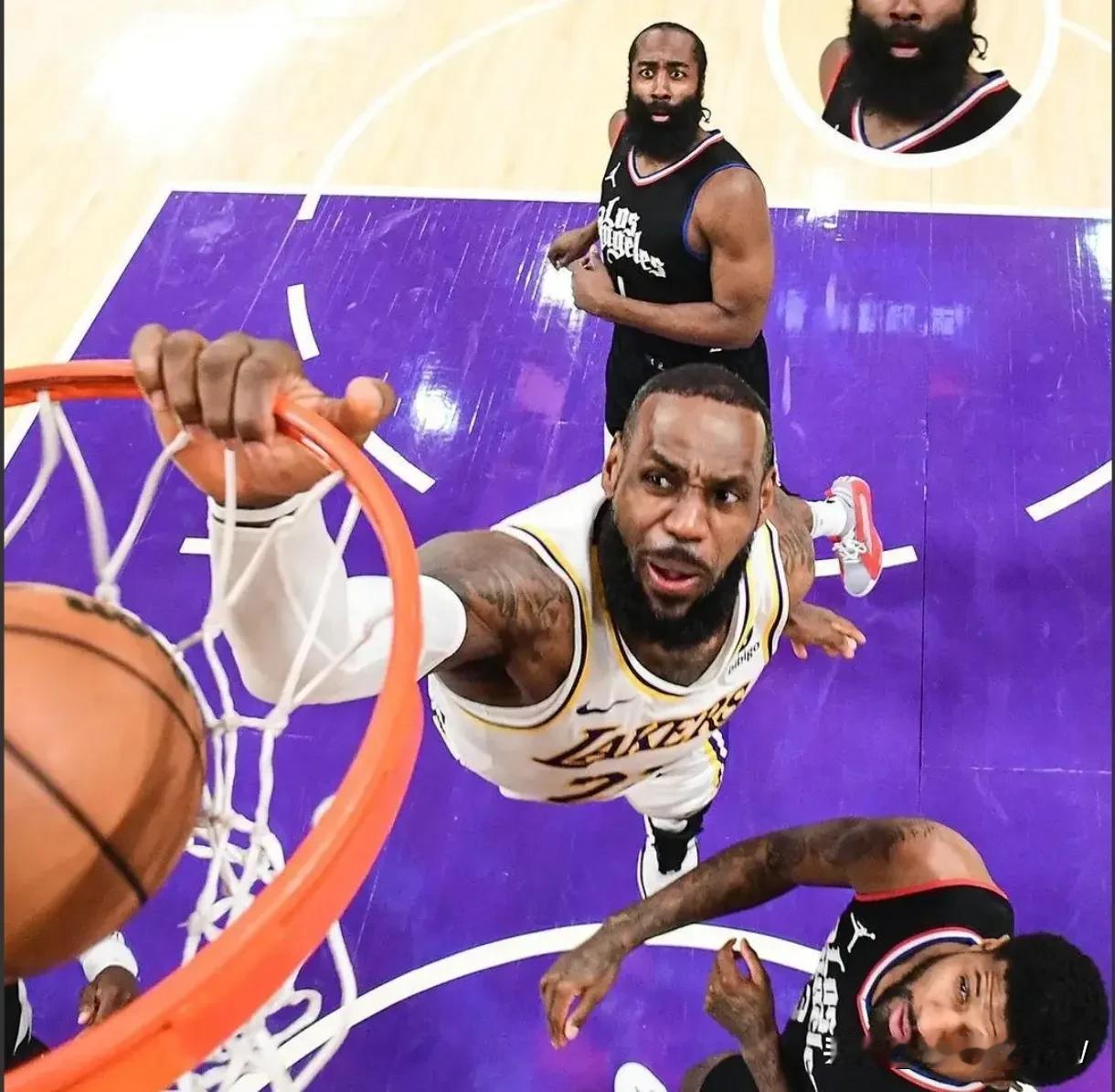 NBA隔扣之王诞生！在今天，NBA发生了一件大事，那就是詹姆斯在瓦兰头上狠狠将球