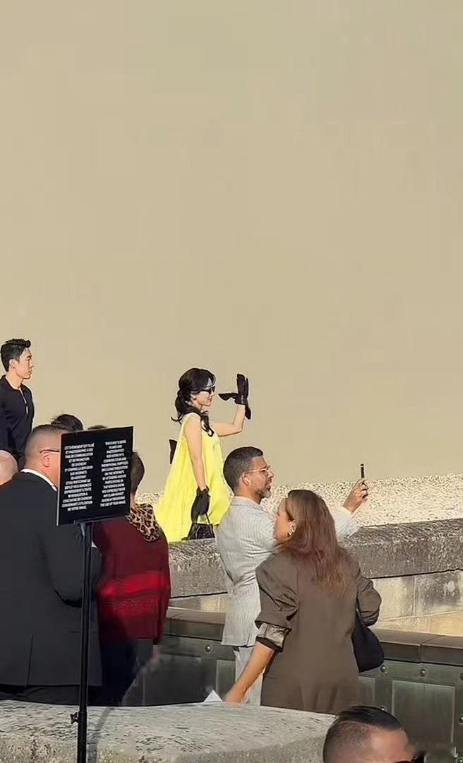 是排队入场 多涂点防晒呀 ​​​