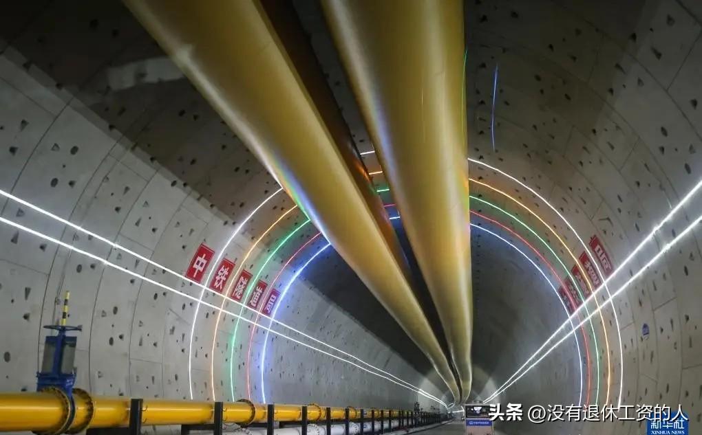 你敢相信吗？

当你坐着时速350公里的高铁，从长江底下89米深的地方穿过，长江