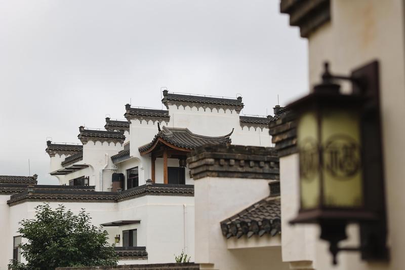 中华五千年文明，宛如一座取之不尽的宝藏！且看徽派建筑，白墙黑瓦、飞檐翘角，恰似一