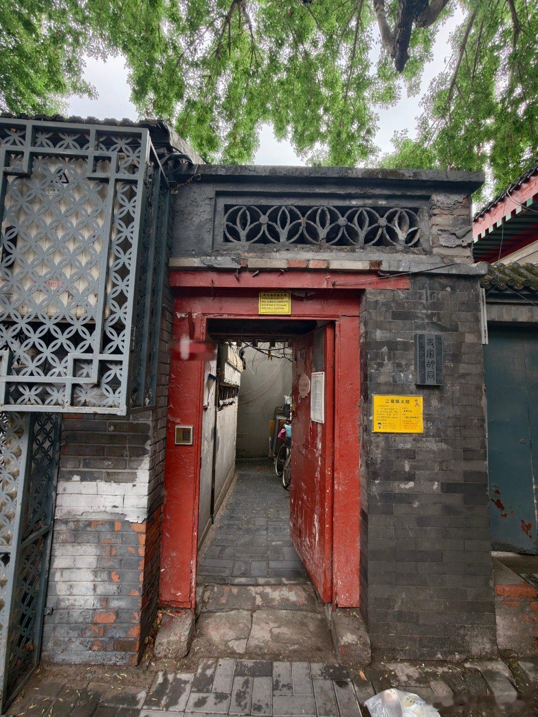 胡同的早晨昨天下了一天的雨，晚上住我姑姑家了。这几天伙食太好，衍生的副作用是老爸