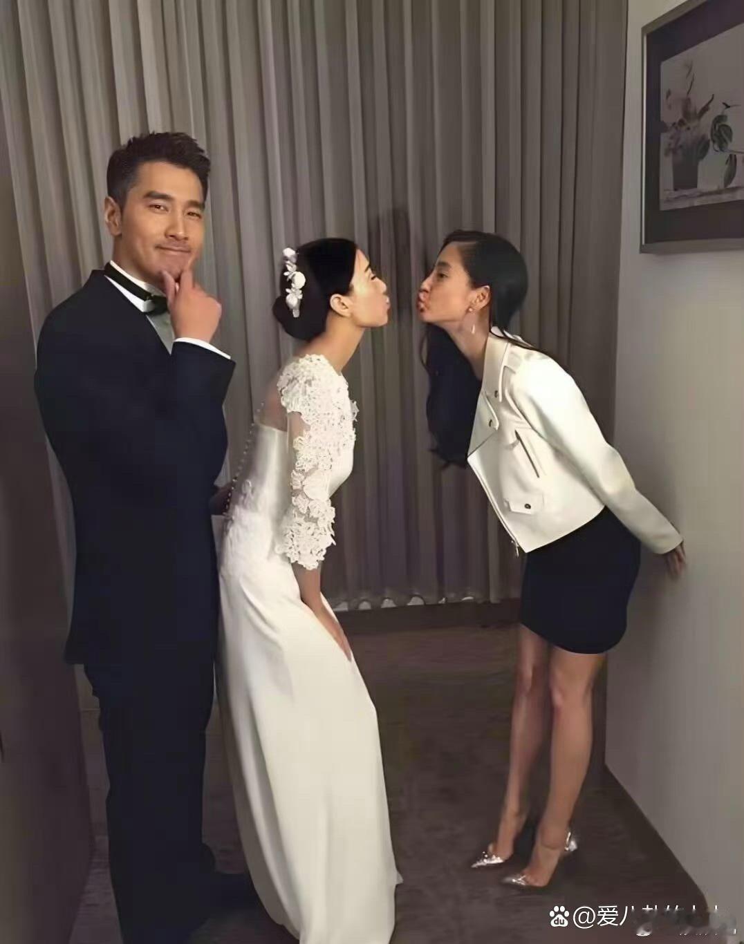 Angelababy当年还参加过高圆圆婚礼，两人美貌难分伯仲。 ​​​