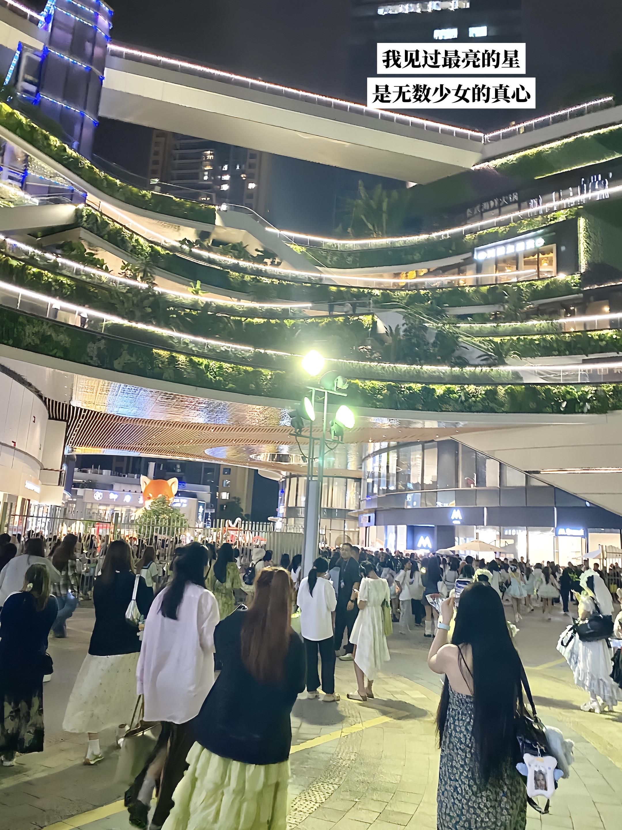我见过最亮的星 是无数少女的真心。