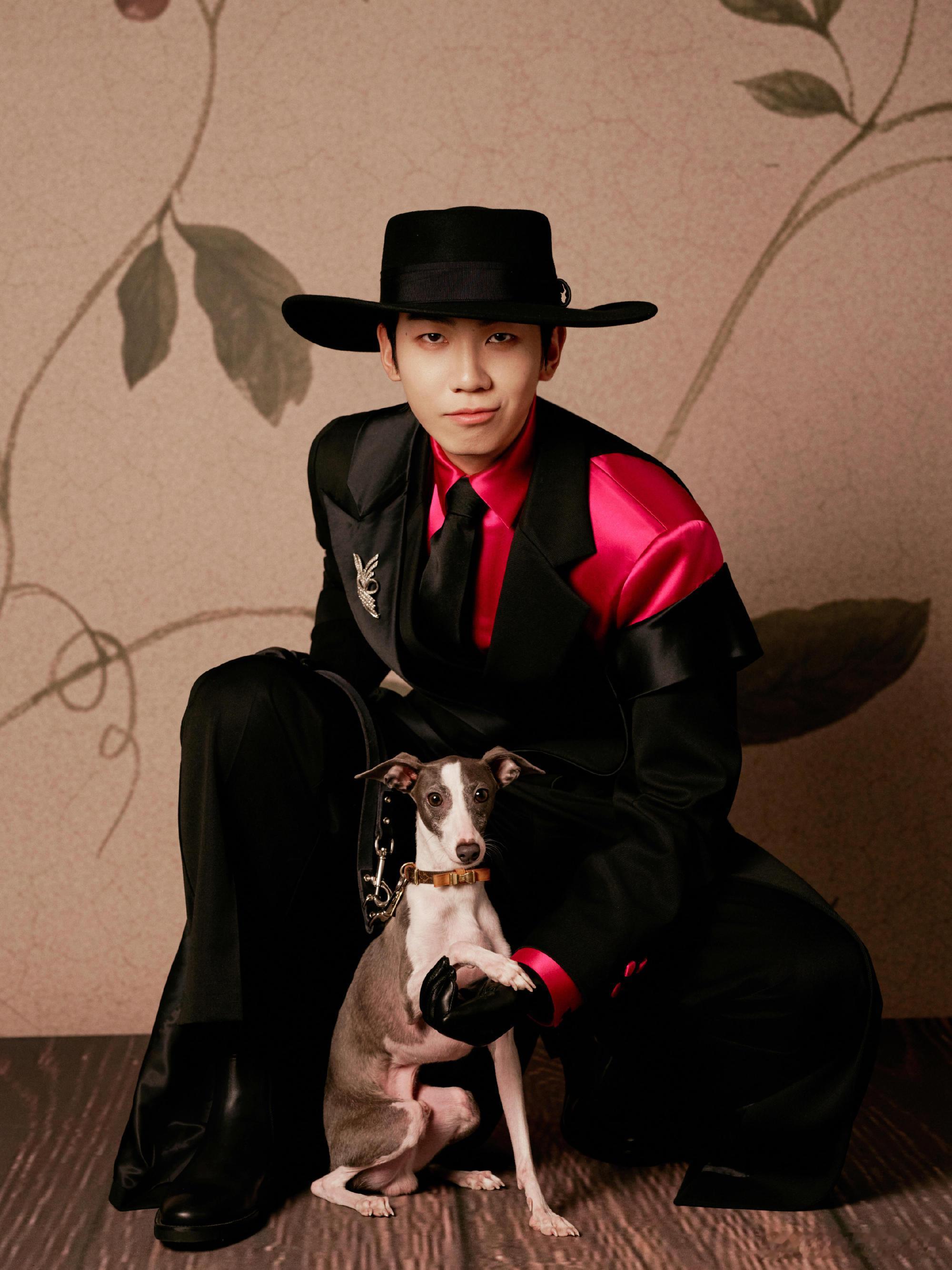 白举纲 戴帽子的男人与小狗 哇塞！白举纲冷帽冲锋衣超酷，把小狗揣怀里挡风，自己冻