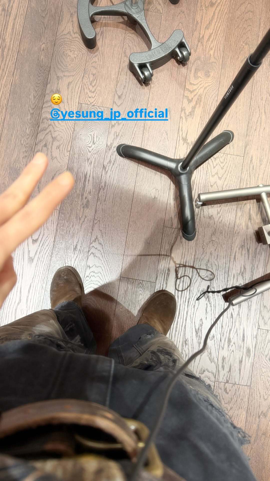 “CB百蓝_。251205金钟云 ins story更新： 