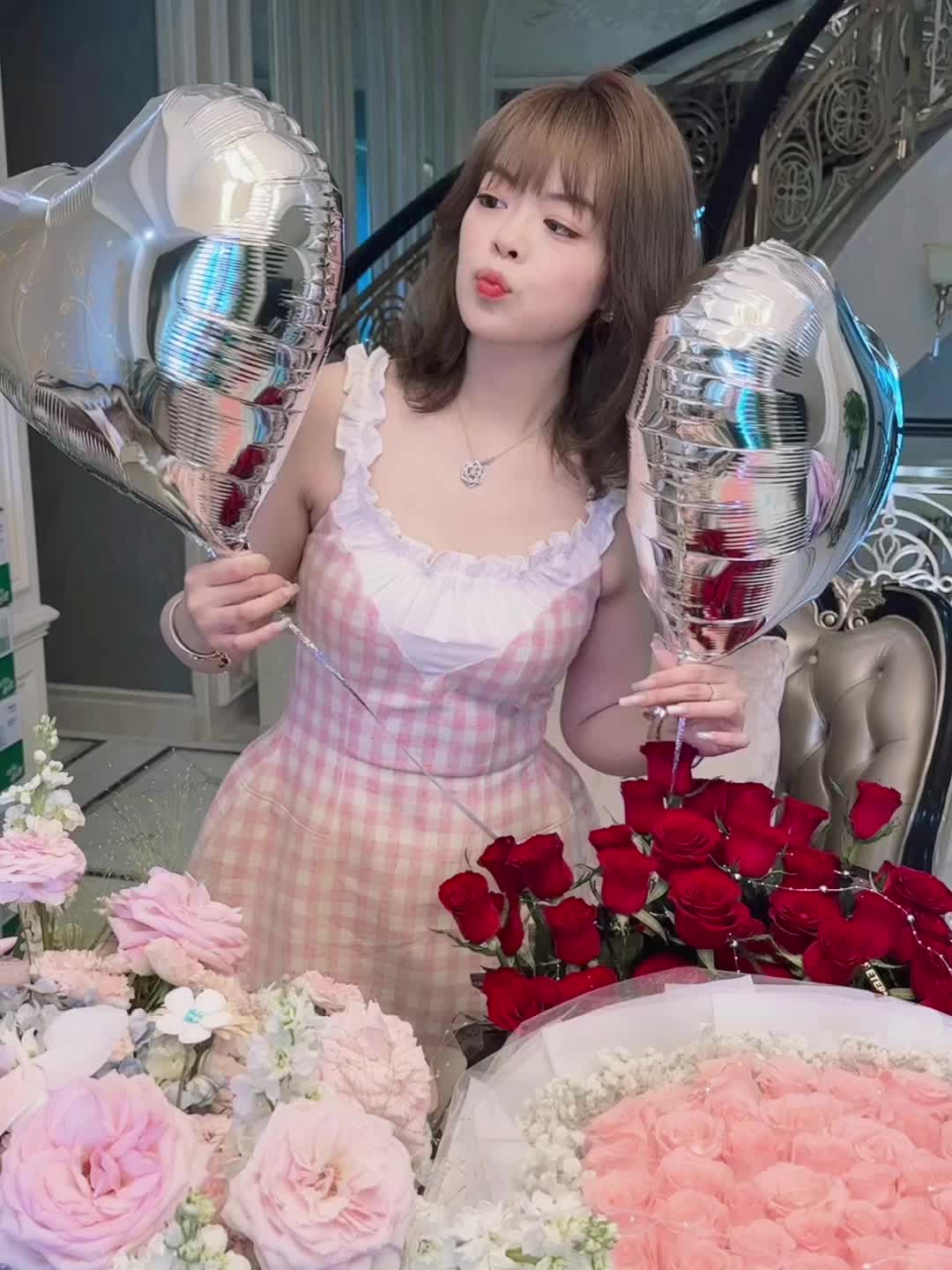 从此玫瑰赠自己 纵马鲜花踏自由💐