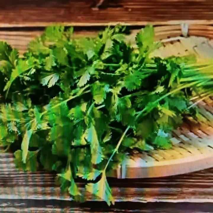 有人说香菜是心脏病的刺客，这说法还挺新奇。香菜本身味道独特，爱它的人爱得不行，恨