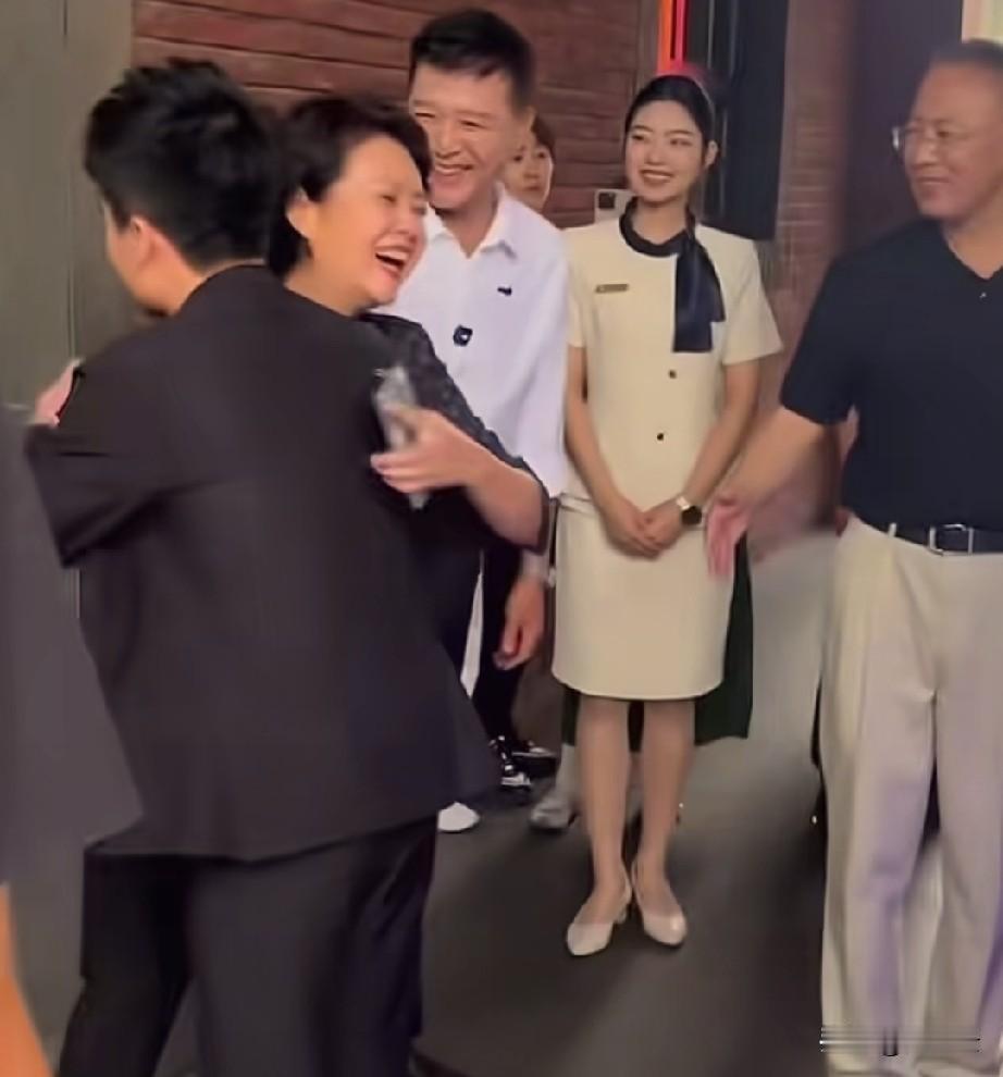 吉林行结束了，但仍旧对茹萍老师和董宇辉的那个拥抱记忆犹新，也对刘之冰老师那句“记