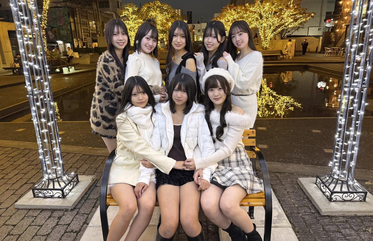 花灯映笑颜，月色共婵娟。