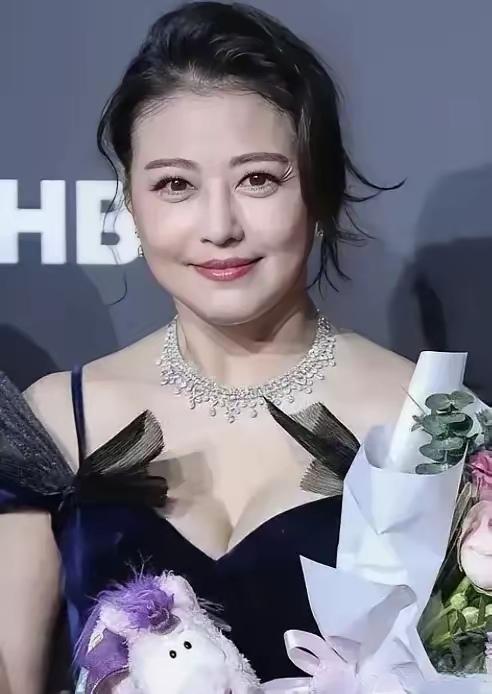 2013年，47岁的周海媚不顾家人的反对，毅然放弃香港的事业，跟随小7岁的男友到