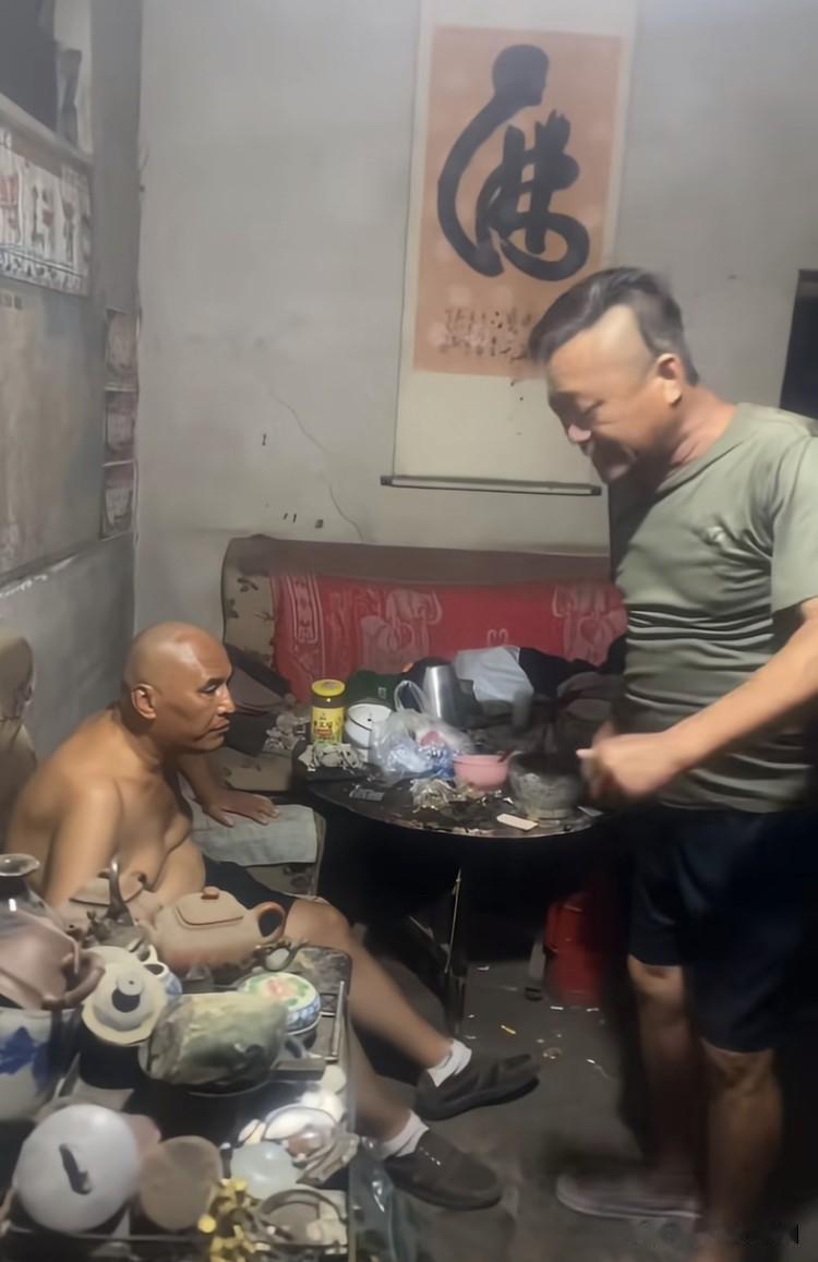 碰瓷“大衣哥”的“周茂强”，
网友去他家里看了下，
发现他家墙上挂了一幅字，
让