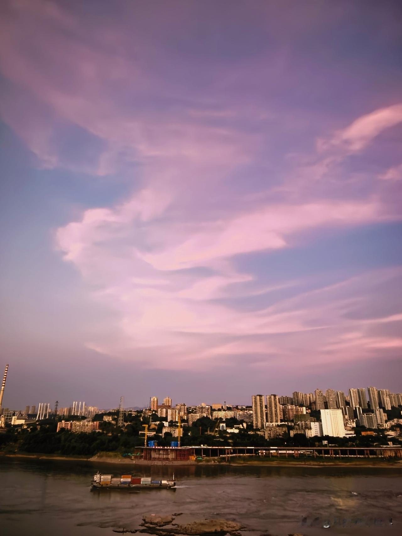 见过波浪云吗！今天是白露，6点10分起床了往窗外一看，天是那种洗透了的钴蓝色，一