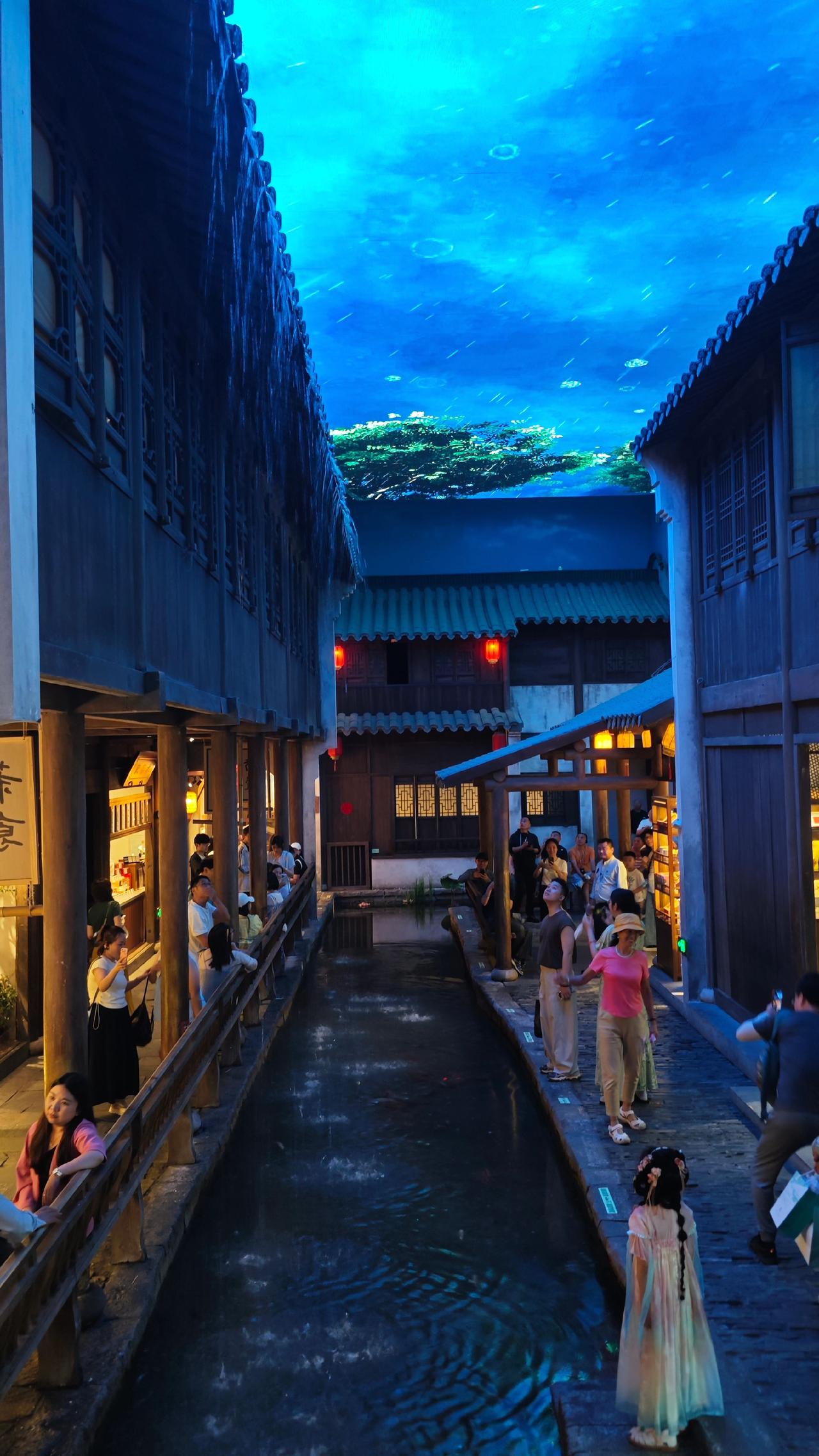 走进扬州大运河博物馆，完全没想到馆内还藏着这样一方天地，抬脚的瞬间，就像一头扎进