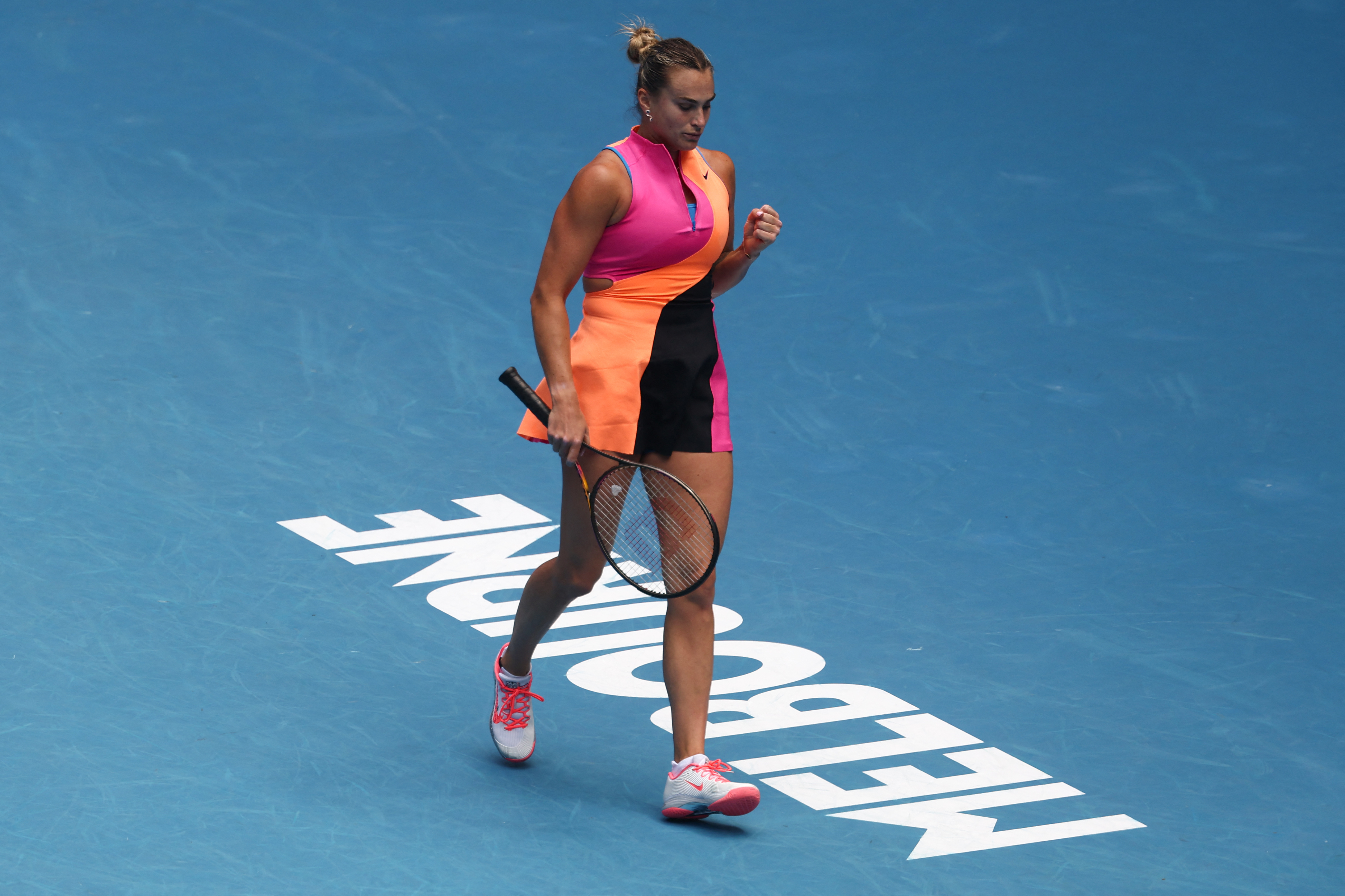 即时战况：正在进行的澳网第四轮对决，萨巴伦卡6-1拿下首盘，大比分1-0领先姆博