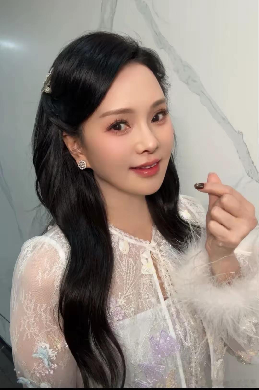 大家不要再羡慕伊能静了我们永远不可能成为她仅仅一个条件，我们就无法到达，那就是她