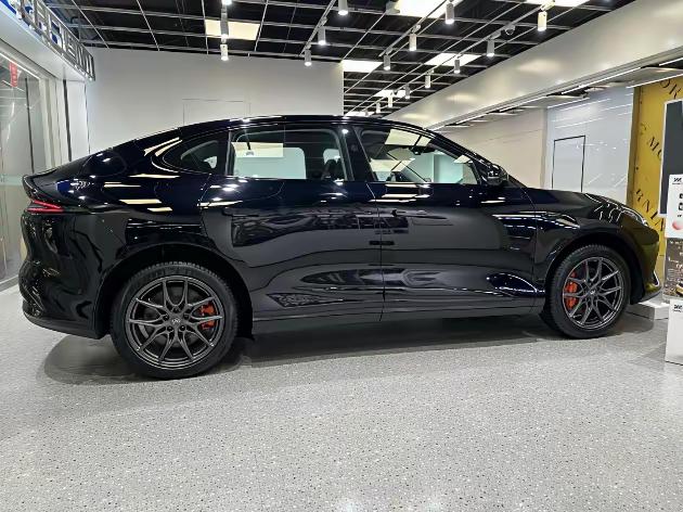 智己汽车越做越接地气，把好开，智能，长续航都揉进20万级，造出了普通人盼望的好车