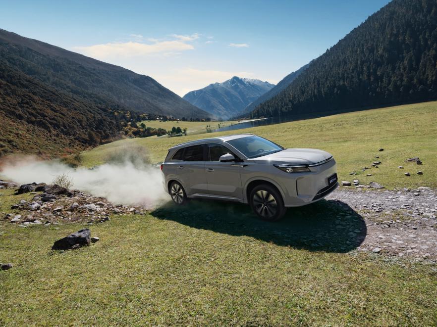 第三代蓝电E5 PLUS开启预售，有以下关键信息点：
1、推出两个版本，分别是2