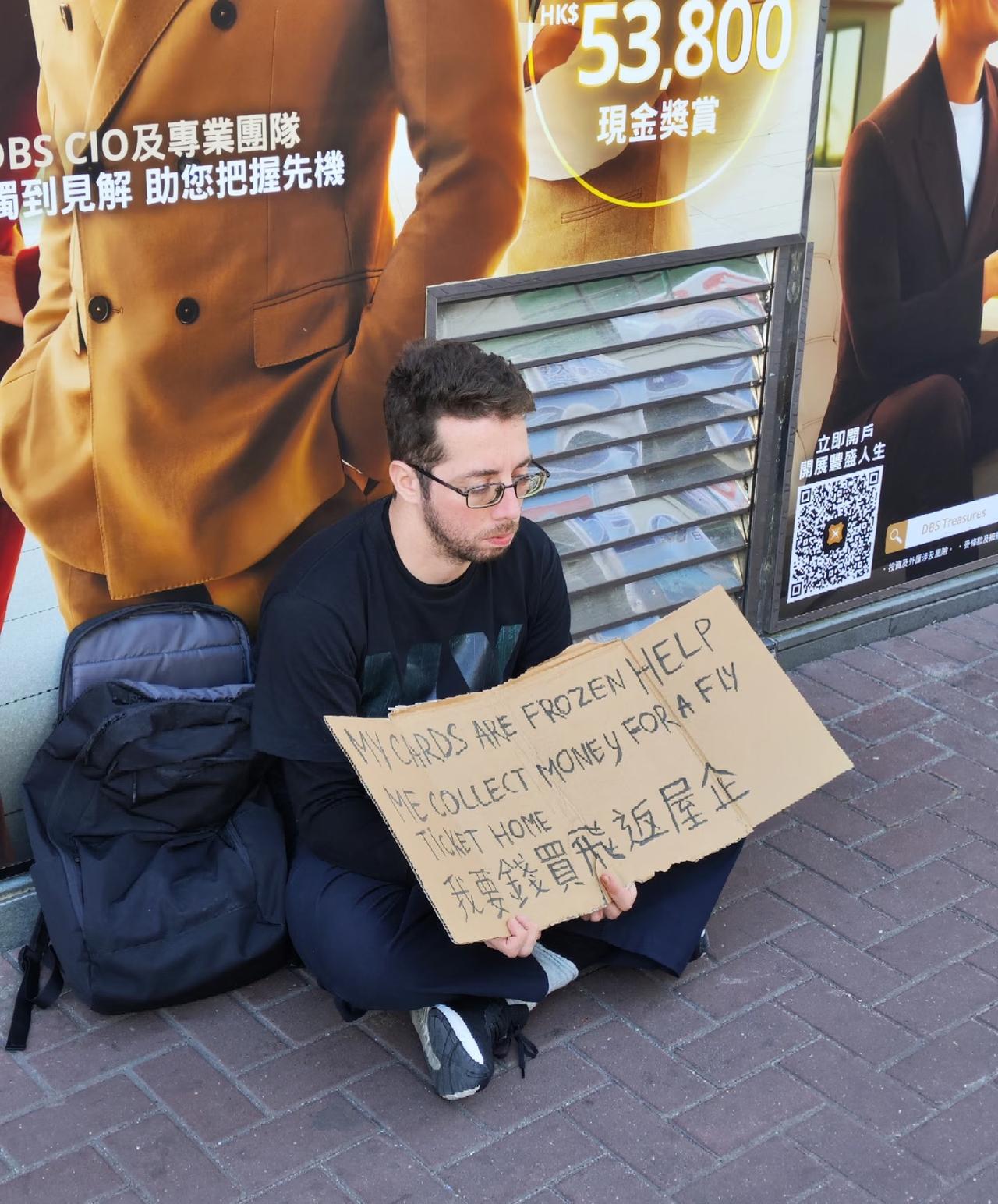 老外也学会这一招了，在香港街头乞讨路费回家，直接非法滞留然后被遣返就行了，还需要