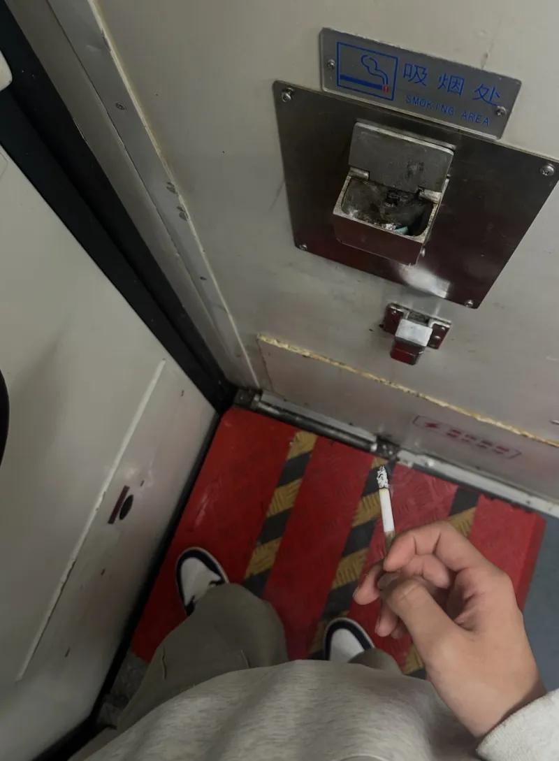 绿皮火车应不应该禁烟这事儿，争议可大了。
有些烟民觉得，就因为绿皮车能吸烟才坐，