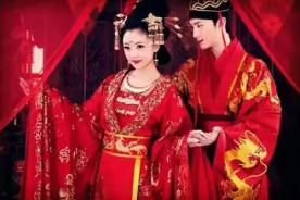 古代，一寡妇回娘家，途中被劫了财，盗贼又将她卖了换钱。寡妇绝望得上吊，一小偷正在