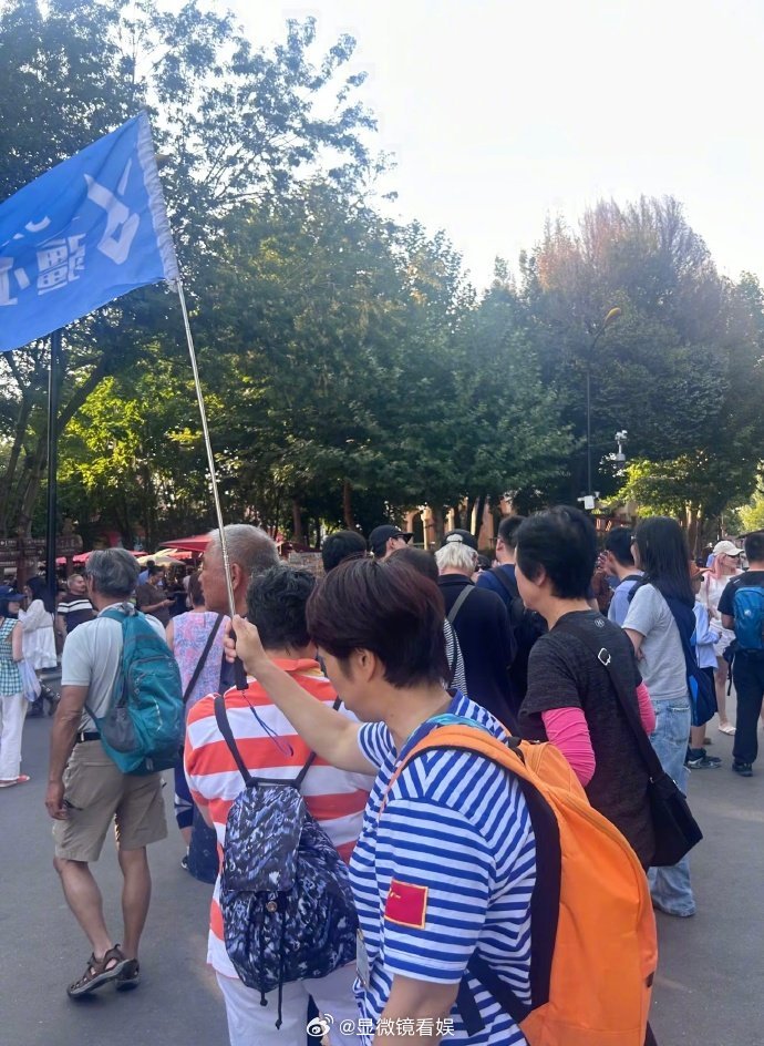 网友新疆偶遇李现旅行新疆偶遇李现和友人旅行 ​​​盲猜摄影师李现又去拍大片了，等