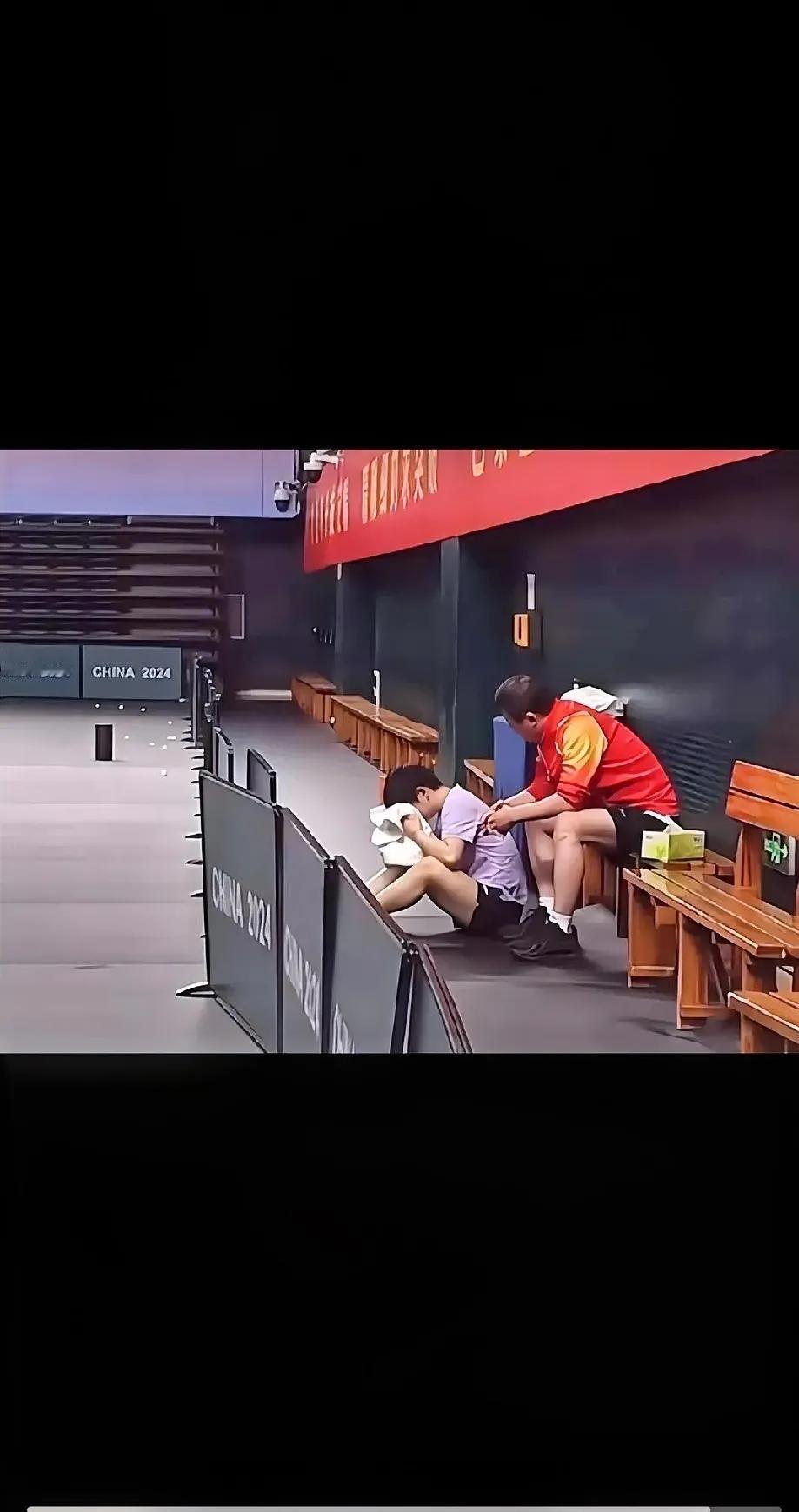赛场上，莎莎将脸埋进手掌，那看似不经意的动作，实则藏着她悄然滑落的泪水。她或许在