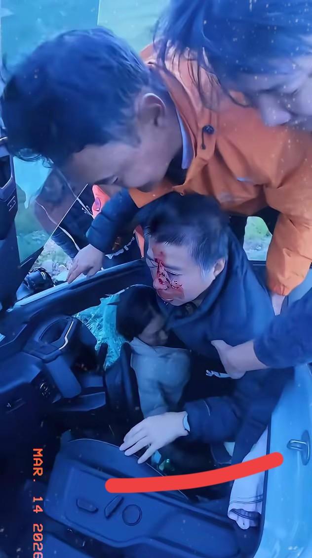 牙刷刚掉地上，

崖边传来小孩哭声。

陈峰正在孜珠寺门口刷牙，海拔4500米，