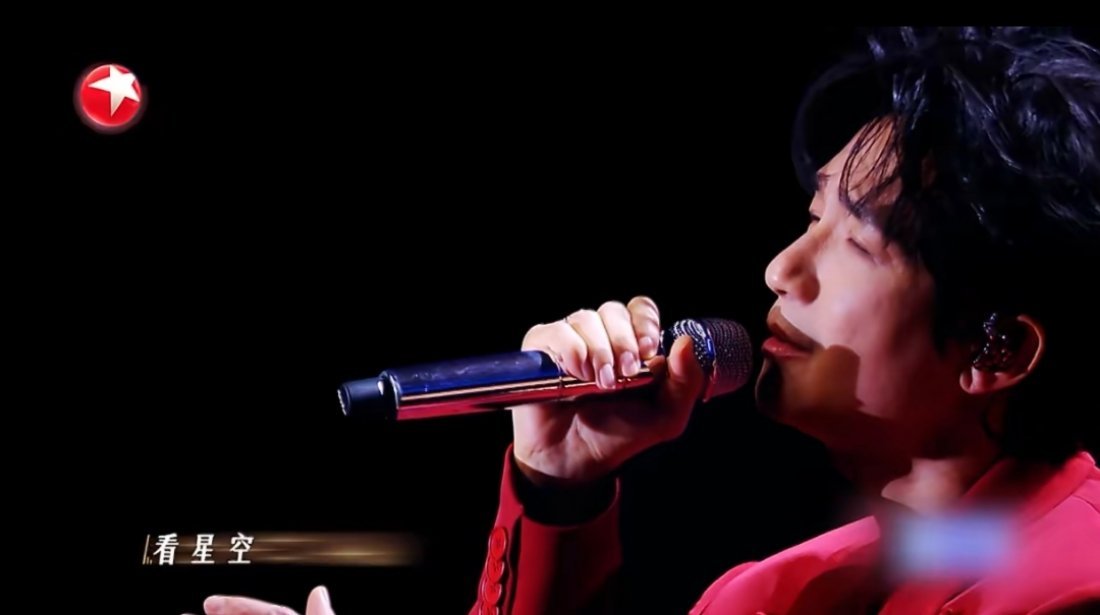 陈楚生获奖之作故事感拉满东方卫视春节晚会本来在边吃年夜饭边刷春晚，听到陈楚生开口