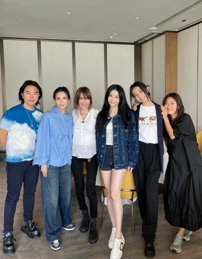 最近邱淑贞和女儿沈月，还有工藤静香以及其女儿木村光希一起参加聚会，四位美女站在一