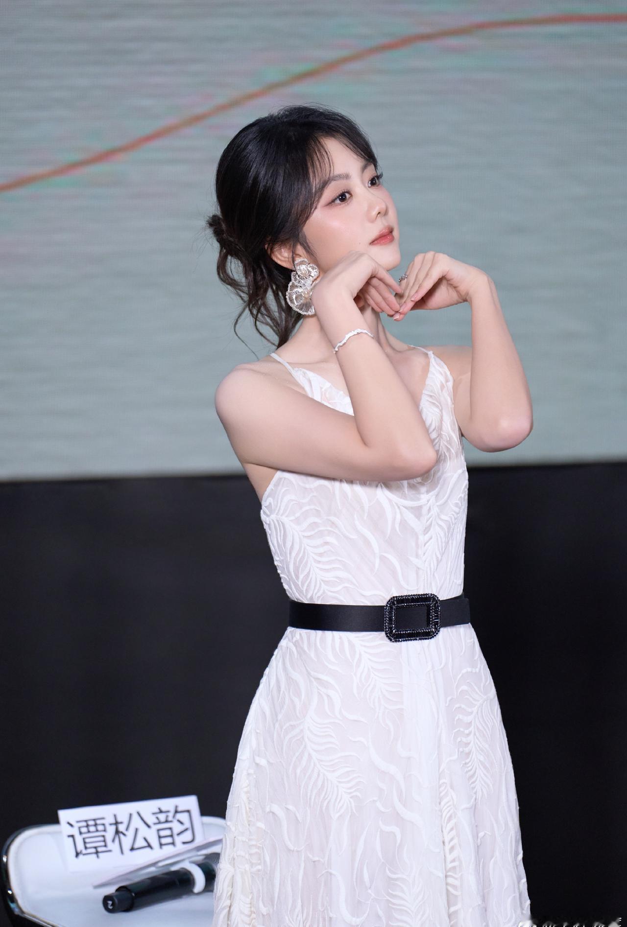 我的评分：[星星][星星][星星][星星][星星]
电视剧兰香如故景好，人好，演